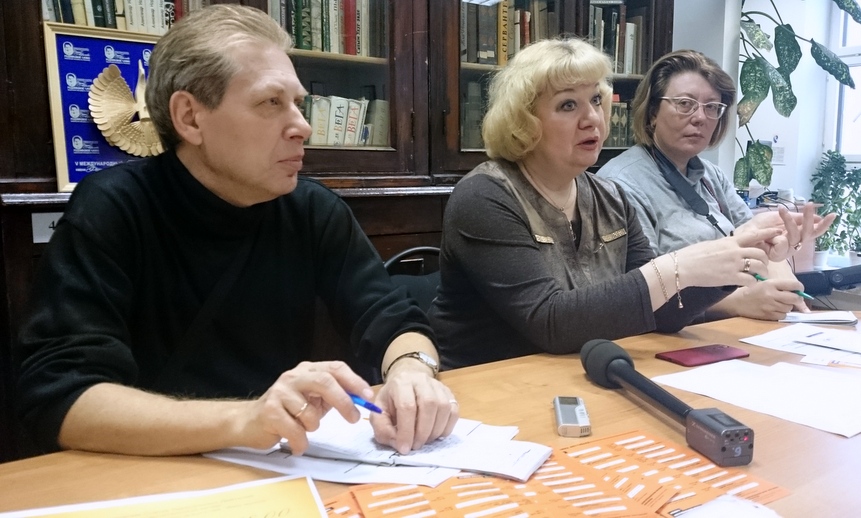 Светлана Михайлова объясняет журналистам и блогерам, как нелегко приходится членам жюри.