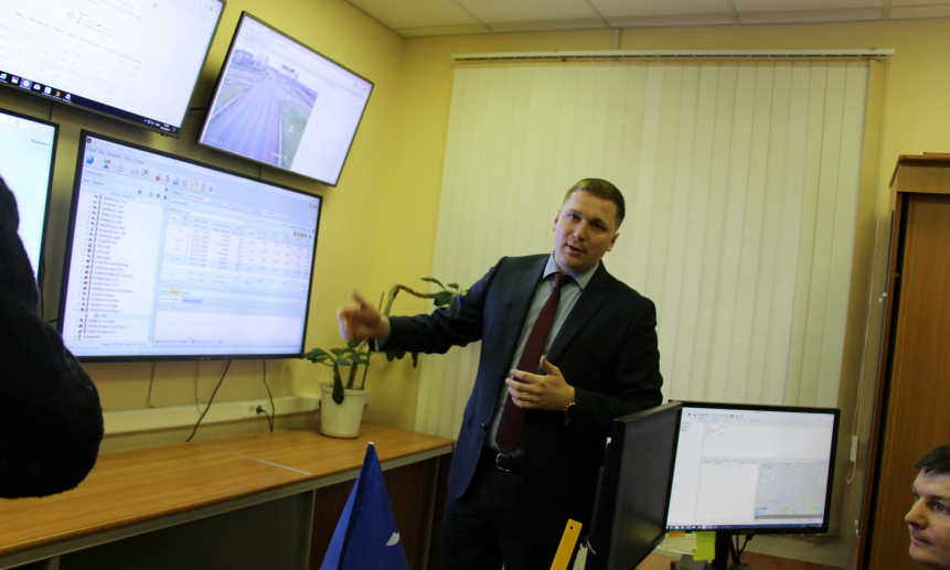 Фёдор Корнеев демонстрирует систему видеонаблюдения. 