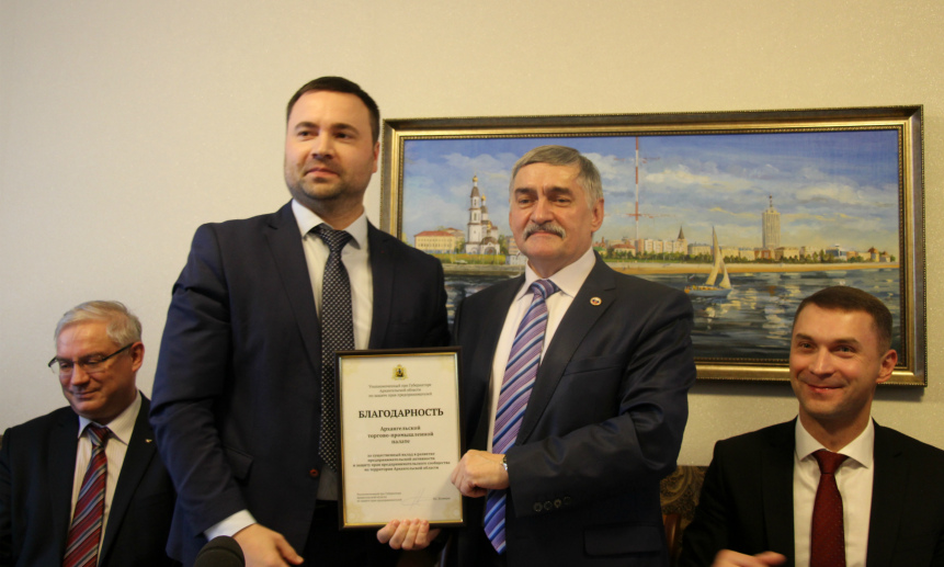 Иван Кулявцев поздравляет Василия Сидоровского.