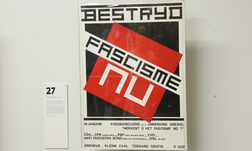Это единственный анонимный плакат на выставке — афиша форума «Борьба с фашизмом сейчас». Его Кричевский своими руками содрал со стены.